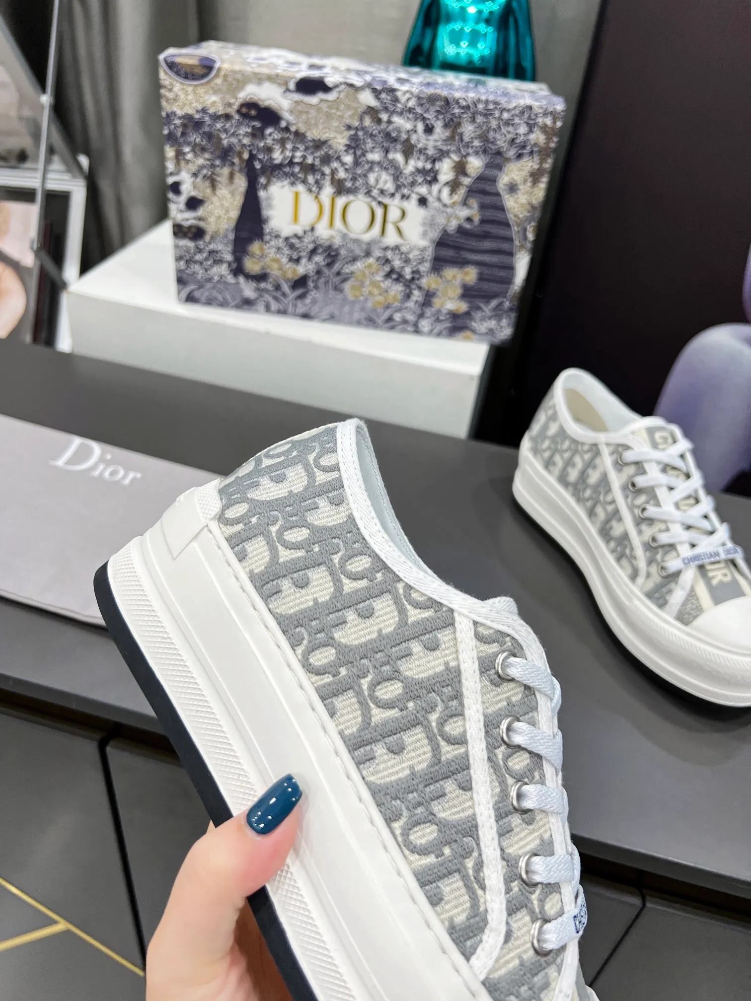 👟👟Ex-factory price 520👟👟Dior【Dior】This Walk'n'Dior thick-soled sneaker is a fashionable item that enhances the style of the series. The latest spring show model, the same thick-soled shoes from major stars, super versatile, 1:1 replica of the original, white canvas upper, with comfortable thick sole, tongue and Christian Dior 👟👟factory price aris logo shoelaces. The EVA sole is embellished with Christian Dior's lucky star symbol, adding a chic edge to any casual look. Code number: 35-41